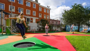 Более 120 территорий столичных школ и детских садов благоустроят в этом году