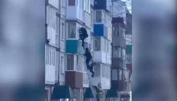 На Камчатке силовики освободили женщину, которую в квартире удерживал мужчина