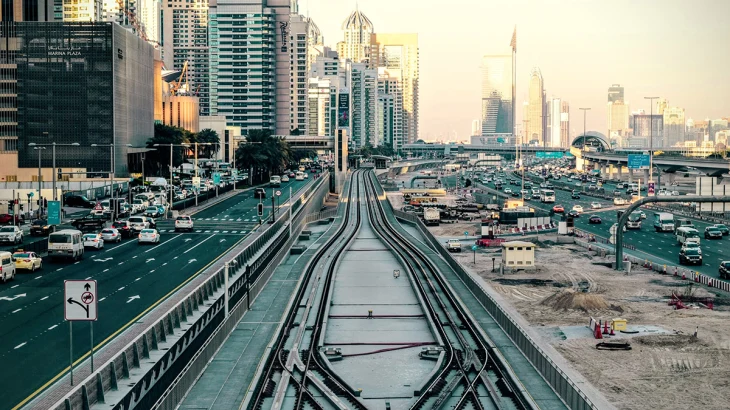 Появились кадры падения ракеты у пятизвездочного отеля в Дубае Появились кадры падения ракеты у пятизвездочного отеля в Дубае