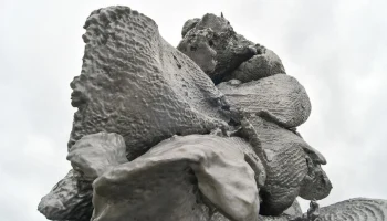 Скульптура "Большая глина № 4" будет установлена рядом с офисом "Новатэк" в Москве