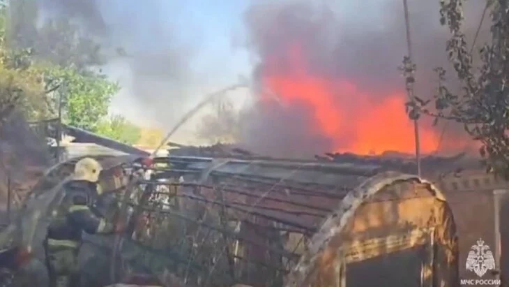 Общая площадь пожара в Аксае под Ростовом составляет около 6 тыс "квадратов" Общая площадь пожара в Аксае под Ростовом составляет около 6 тыс "квадратов"