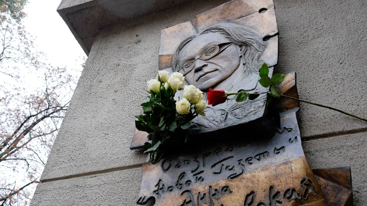 Разбивший мемориальную доску Политковской объяснил свой поступок Разбивший мемориальную доску Политковской объяснил свой поступок