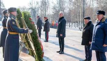 Собянин возложил цветы к Могиле Неизвестного Солдата