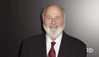 Режиссер Роб Райнер и его супруга найдены мертвыми в своем доме в США Режиссер Роб Райнер и его супруга найдены мертвыми в своем доме в США