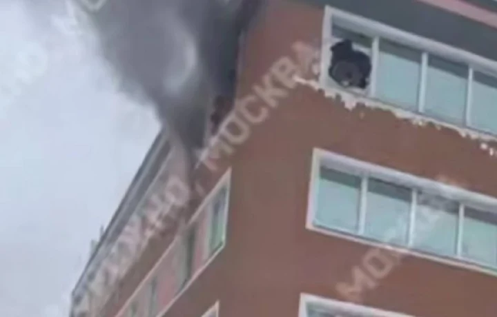 Пожарные спасли 16 человек из горящего хостела на севере Москвы Пожарные спасли 16 человек из горящего хостела на севере Москвы