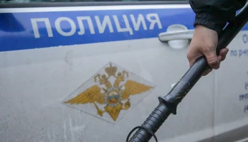 Саперы разминировали подозрительное устройство, найденное под машиной в Москве
