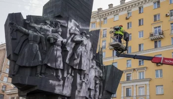 Более 1,1 тысячи памятников промыли в Москве в преддверии зимы