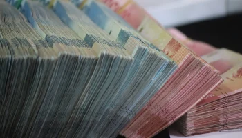 Сын москвича отдал курьеру аферистов деньги, часы и драгоценности на 32 миллиона