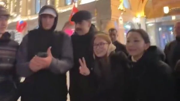 «Меня зовут Николас»: студенты встретили Мадуро в ГУМе и сфотографировались с ним «Меня зовут Николас»: студенты встретили Мадуро в ГУМе и сфотографировались с ним