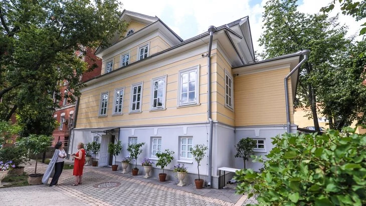 Директор Московского зоопарка открыла выставку "Звери и птицы в современном искусстве" Директор Московского зоопарка открыла выставку "Звери и птицы в современном искусстве"