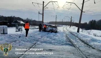 Два человека погибли при столкновении поезда с автомобилем в Алтайском крае Два человека погибли при столкновении поезда с автомобилем в Алтайском крае