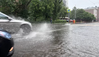 Два пассажира пострадали из-за металлического листа, влетевшего в трамвай в Москве