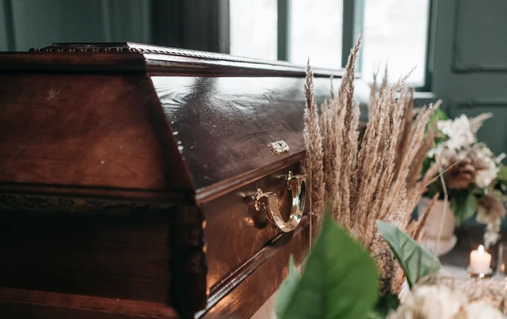 Гроб с оторванной крышкой нашли у дороги в лесном массиве Серпухова Гроб с оторванной крышкой нашли у дороги в лесном массиве Серпухова