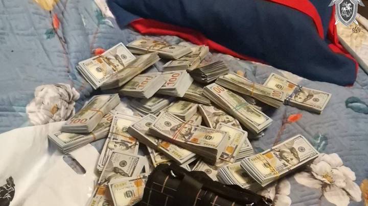 СК: В квартире подозреваемого в убийстве мотоциклиста нашли крупную сумму денег