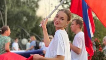 Жители ЮАО растянули 50-метровый триколор в сквере у метро "Кленовый бульвар"