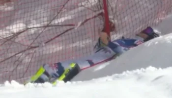 Норвежский горнолыжник лег в сугроб после потери лидерства на Олимпиаде Норвежский горнолыжник лег в сугроб после потери лидерства на Олимпиаде