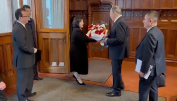 Лавров подарил цветы главе МИД КНДР Цой Сон Хи