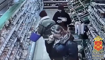 Жительница Кузбасса воровала продукты из магазинов с помощью ведра