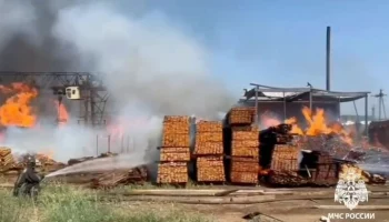 Пожарные ликвидировали открытое горение склада пиломатериалов в Братске