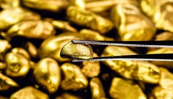 Стоимость фьючерса на золото опустилась ниже 3,3 тыс долларов