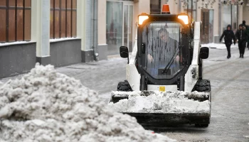 Столичные службы ликвидируют последствия ночного снегопада