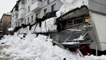 Козырек магазина обрушился в Казани