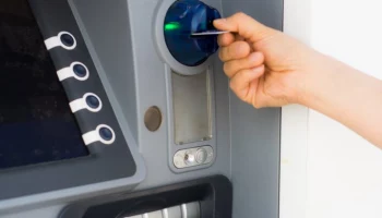 Эксперт Бархота назвал случаи, когда банк списывает деньги с карты без предупреждения