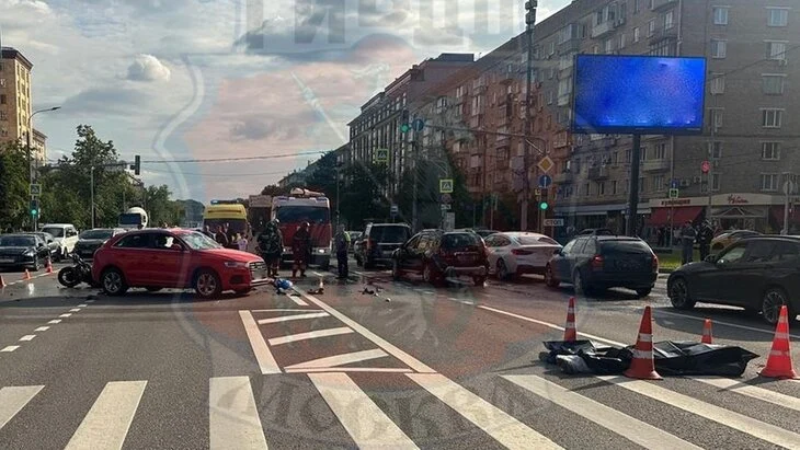 Мотоциклист погиб в ДТП на Комсомольском проспекте в Москве Мотоциклист погиб в ДТП на Комсомольском проспекте в Москве