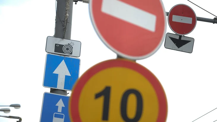 Движение ограничили на МКАД в районе Ленинского проспекта Движение ограничили на МКАД в районе Ленинского проспекта