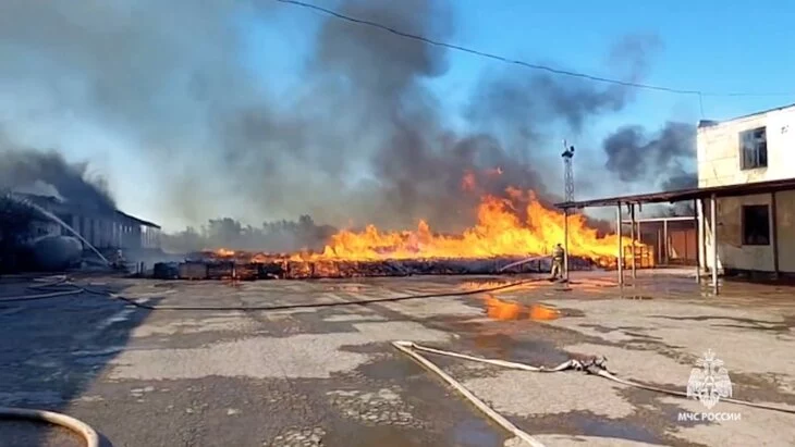 Овощехранилище загорелось на площади 800 квадратных метров в Крыму
