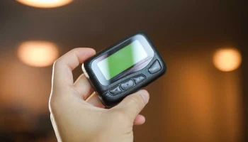 В Москве из-за проблем с интернетом выросли продажи пейджеров и бумажных карт