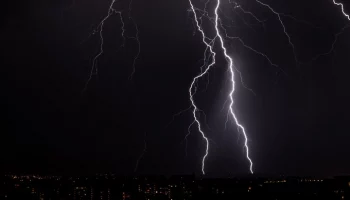 18 школьников госпитализировали после удара молнии в Японии