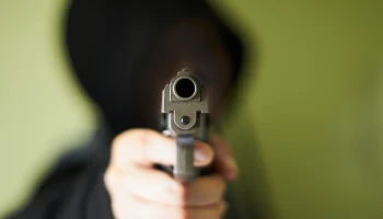 В Сети появилось видео драки и стрельбы в ТЦ &laquo;Красный кит&raquo; в Мытищах