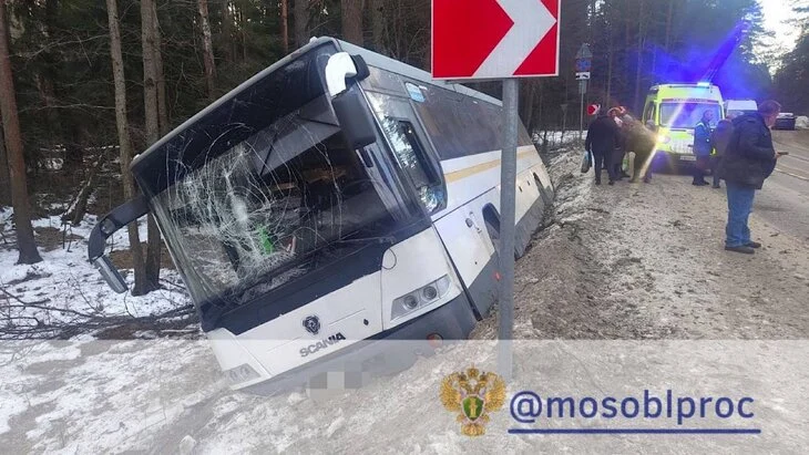 Пять человек пострадали в ДТП с автобусом в Подмосковье