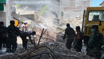 Kompas: число погибших под завалами исламской школы в Индонезии выросло до 14