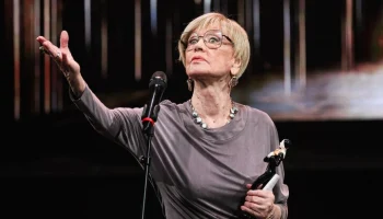 Дочь Алентовой опровергла сообщения об операции у артистки