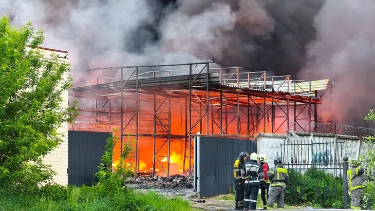 Площадь пожара в подмосковном Красногорске увеличилась до 4 тысяч "квадратов" Площадь пожара в подмосковном Красногорске увеличилась до 4 тысяч "квадратов"