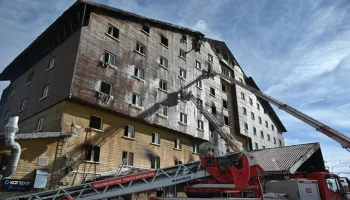 Владелец отеля в Турции, где погибли 78 человек, обвинил в ЧП шеф-повара и электрика