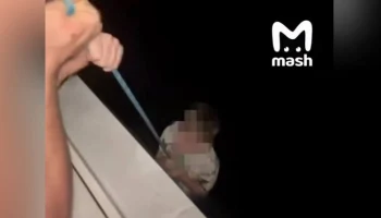 Воронежец устроил ребенку аттракцион, спустив его на тросе из окна многоэтажки Воронежец устроил ребенку аттракцион, спустив его на тросе из окна многоэтажки