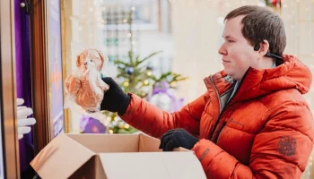 Москвичи приносят в павильоны "Фабрика подарков" товары для бойцов СВО