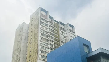 На улице Свободы проходит капитальный ремонт фасадов трех жилых домов по технологии с применением фи