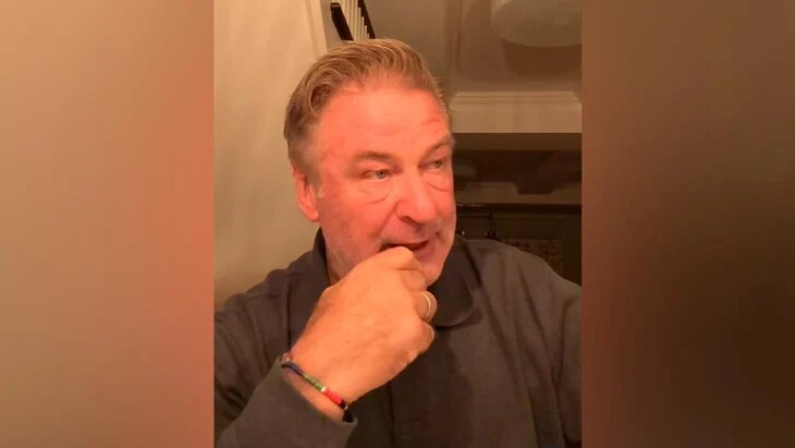 В Нью-Йорке актер Алек Болдуин разбил машину жены, уворачиваясь от мусоровоза В Нью-Йорке актер Алек Болдуин разбил машину жены, уворачиваясь от мусоровоза