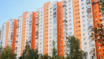 В 2025 году на улице Никулинская по современной технологии «мокрый фасад» приводят в порядок четыре В 2025 году на улице Никулинская по современной технологии «мокрый фасад» приводят в порядок четыре