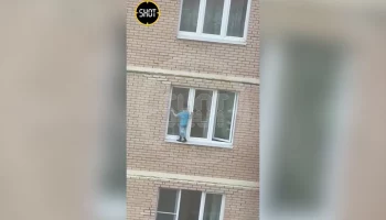 Матери гулявшего по подоконнику ребенка в Подмосковье выписали штраф