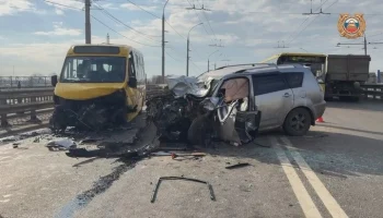 В Ярославле 11 человек пострадали при ДТП с автомобилем и микроавтобусом