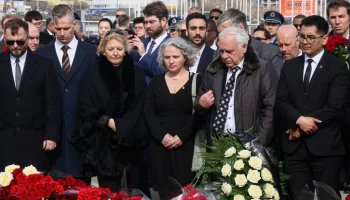 Представители зарубежных посольств в Москве возложили цветы к мемориалу рядом с "Крокусом"