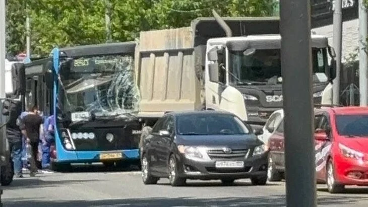 Шесть человек пострадали в ДТП с автобусом на юге Москвы Шесть человек пострадали в ДТП с автобусом на юге Москвы