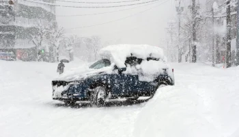 NHK: более 400 человек эвакуировали с автотрассы в Японии после сильного снегопада