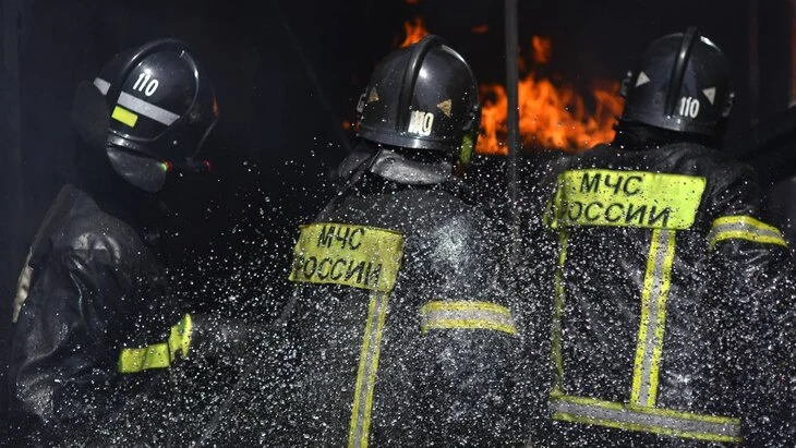 Жилые дома и постройки загорелись в Калиновке Красноярского края