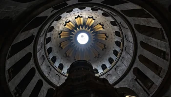 Благодатный огонь сошел в Храме Гроба Господня в Иерусалиме